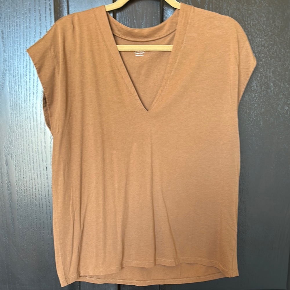 FRAME Women's V-Neck shirt. Size medium.